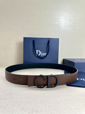 Dior 这款双面腰带结合典雅气质与摩登风范。双面均采用粒面牛皮革精心制作，一面为黑色，另一面为中国红、可搭配各式 35 毫米腰带扣，更添精致，打造富有个性特色的配饰，时尚百搭。 /