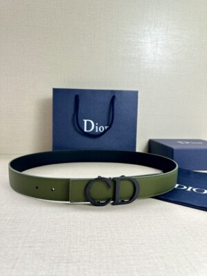 Dior 这款双面腰带结合典雅气质与摩登风范。双面均采用粒面牛皮革精心制作，一面为黑色，另一面为中国红、可搭配各式 35 毫米腰带扣，更添精致，打造富有个性特色的配饰，时尚百搭。 /