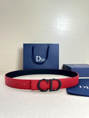 Dior 这款双面腰带结合典雅气质与摩登风范。双面均采用粒面牛皮革精心制作，一面为黑色，另一面为中国红、可搭配各式 35 毫米腰带扣，更添精致，打造富有个性特色的配饰，时尚百搭。 /