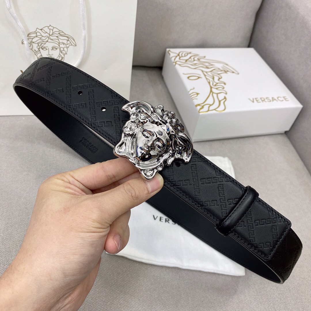 P120 配专柜包装，菲拉格慕新款男士腰带 采用双面流水纹头层牛皮，宽度 厘米，真空电镀钢扣，扣头可旋转两面用！做工精细，原单品质，商务休闲首选，物超所值。 /
