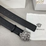 P120 配专柜包装，菲拉格慕新款男士腰带 采用双面流水纹头层牛皮，宽度 厘米，真空电镀钢扣，扣头可旋转两面用！做工精细，原单品质，商务休闲首选，物超所值。 /
