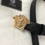 P120 ：配送专柜全套礼盒包装🎁。范思哲💝原版压花纹系列。设计风格非常鲜明，品牌标志是神话中的蛇妖美杜莎，代表着致命的吸引力。独特的美感、极强的先锋艺术表征让他风靡全球，他强调快乐与性感，拮取了古典贵族风格的豪华、奢丽！💪💪💪 /