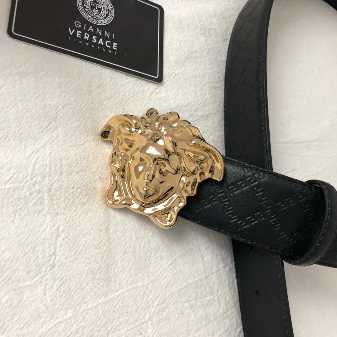 P120 ：配送专柜全套礼盒包装🎁。范思哲💝原版压花纹系列。设计风格非常鲜明，品牌标志是神话中的蛇妖美杜莎，代表着致命的吸引力。独特的美感、极强的先锋艺术表征让他风靡全球，他强调快乐与性感，拮取了古典贵族风格的豪华、奢丽！💪💪💪 /
