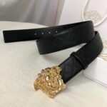 P120 ：配送专柜全套礼盒包装🎁。范思哲💝原版压花纹系列。设计风格非常鲜明，品牌标志是神话中的蛇妖美杜莎，代表着致命的吸引力。独特的美感、极强的先锋艺术表征让他风靡全球，他强调快乐与性感，拮取了古典贵族风格的豪华、奢丽！💪💪💪 /