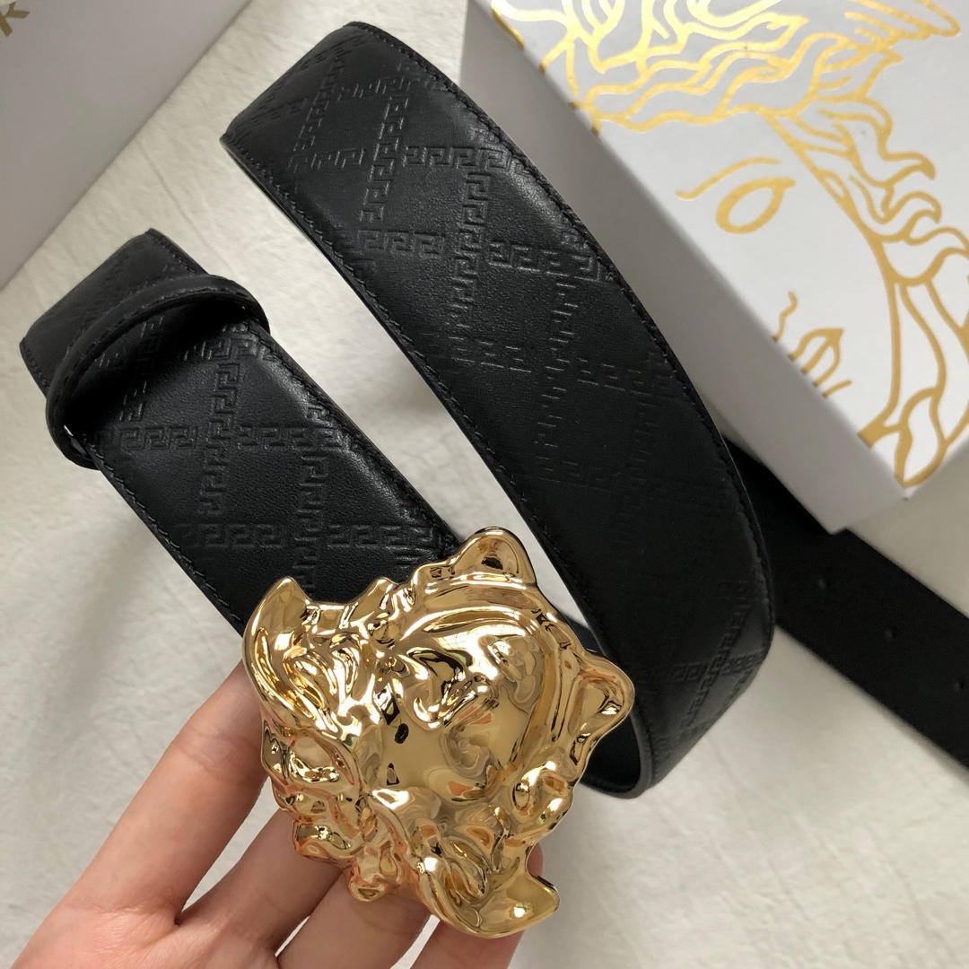 P120 ：配送专柜全套礼盒包装🎁。范思哲💝原版压花纹系列。设计风格非常鲜明，品牌标志是神话中的蛇妖美杜莎，代表着致命的吸引力。独特的美感、极强的先锋艺术表征让他风靡全球，他强调快乐与性感，拮取了古典贵族风格的豪华、奢丽！💪💪💪 /