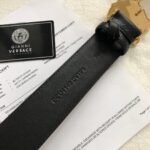 P120 ：配送专柜全套礼盒包装🎁。范思哲💝原版压花纹系列。设计风格非常鲜明，品牌标志是神话中的蛇妖美杜莎，代表着致命的吸引力。独特的美感、极强的先锋艺术表征让他风靡全球，他强调快乐与性感，拮取了古典贵族风格的豪华、奢丽！💪💪💪 /