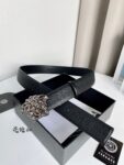 品名：范思哲.Ver…sace✈️双面用p120 🎁型号：认准如图专柜包装，赠送打孔器 🎁材料：🐂百分百头层牛皮，保证真皮。美人头钢扣，双面可用，长城纹带身，一面黑色一面咖啡色🌈专柜同等质量， 送人自用首选✈️ 🎁包装： 请认准如图专柜包装，发票齐全，宽度3.8mm /