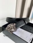 品名：范思哲.Ver…sace✈️双面用p120 🎁型号：认准如图专柜包装，赠送打孔器 🎁材料：🐂百分百头层牛皮，保证真皮。美人头钢扣，双面可用，长城纹带身，一面黑色一面咖啡色🌈专柜同等质量， 送人自用首选✈️ 🎁包装： 请认准如图专柜包装，发票齐全，宽度3.8mm /