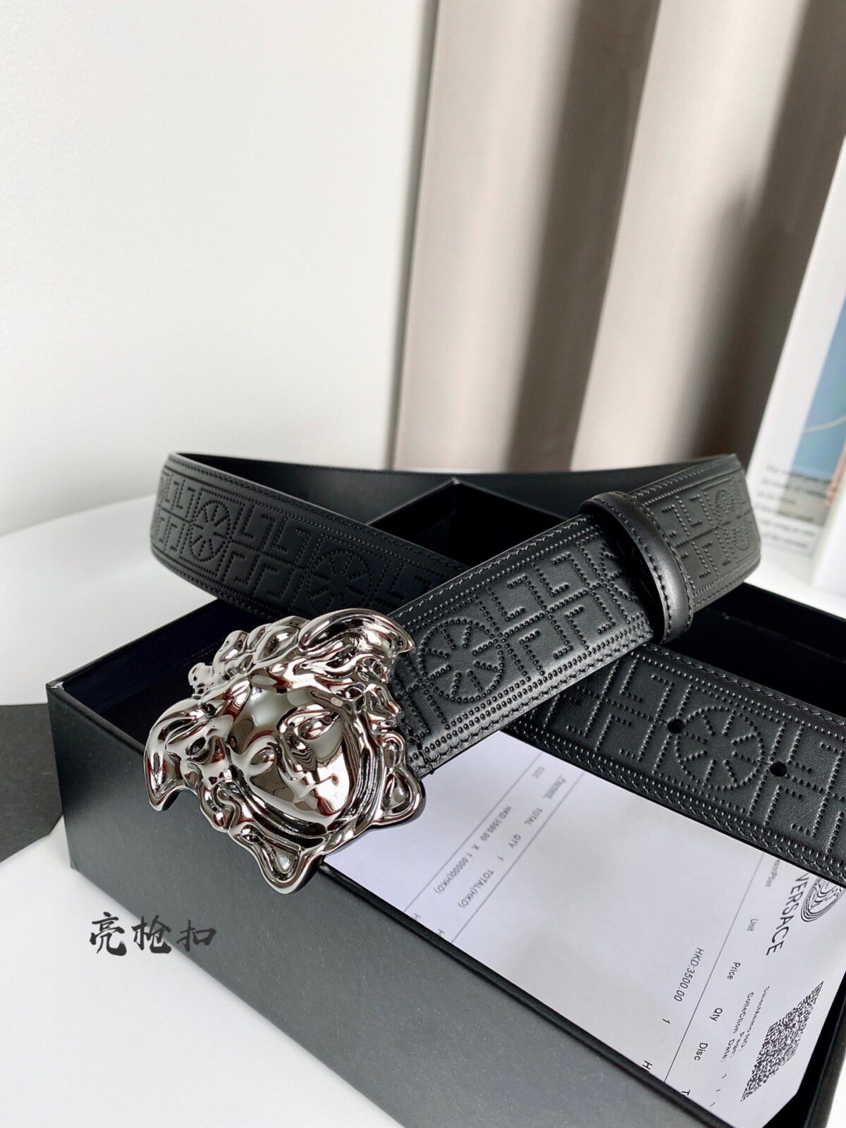品名：范思哲.Ver…sace✈️双面用p120 🎁型号：认准如图专柜包装，赠送打孔器 🎁材料：🐂百分百头层牛皮，保证真皮。美人头钢扣，双面可用，长城纹带身，一面黑色一面咖啡色🌈专柜同等质量， 送人自用首选✈️ 🎁包装： 请认准如图专柜包装，发票齐全，宽度3.8mm /
