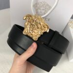 P120 ：配送专柜全套礼盒包装🎁。范思哲💝原版压花纹系列。设计风格非常鲜明，品牌标志是神话中的蛇妖美杜莎，代表着致命的吸引力。独特的美感、极强的先锋艺术表征让他风靡全球，他强调快乐与性感，拮取了古典贵族风格的豪华、奢丽！💪💪💪 /