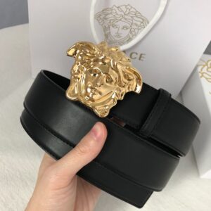 weigou_271555_0_c4b8a460a6 P120 :配送专柜全套礼盒包装🎁。范思哲💝原版压花纹系列。设计风格非常鲜明,品牌标志是神话中的蛇妖美杜莎,代表着致命的吸引力。独特的美感、极强的先锋艺术表征让他风靡全球,他强调快乐与性感,拮取了古典贵族风格的豪华、奢丽!💪💪💪 /