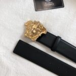 P120 ：配送专柜全套礼盒包装🎁。范思哲💝原版压花纹系列。设计风格非常鲜明，品牌标志是神话中的蛇妖美杜莎，代表着致命的吸引力。独特的美感、极强的先锋艺术表征让他风靡全球，他强调快乐与性感，拮取了古典贵族风格的豪华、奢丽！💪💪💪 /