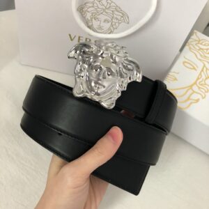 weigou_271604_0_f923211ef3 P120 :配送专柜全套礼盒包装🎁。范思哲💝原版压花纹系列。设计风格非常鲜明,品牌标志是神话中的蛇妖美杜莎,代表着致命的吸引力。独特的美感、极强的先锋艺术表征让他风靡全球,他强调快乐与性感,拮取了古典贵族风格的豪华、奢丽!💪💪💪 /