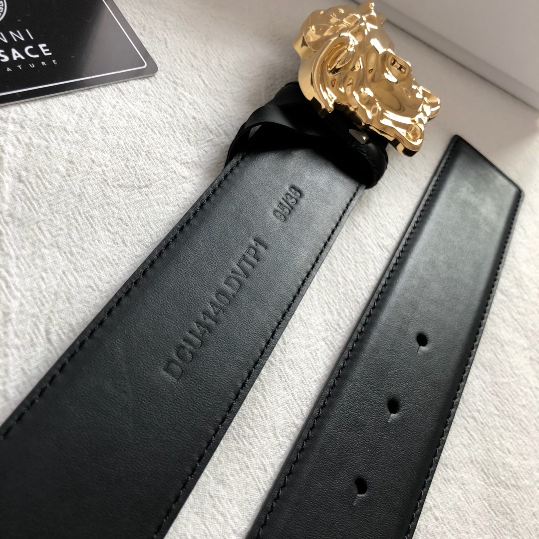 weigou_271813_3_47e0b9bb06 P120 :配送专柜全套礼盒包装🎁。范思哲💝原版压花纹系列。设计风格非常鲜明,品牌标志是神话中的蛇妖美杜莎,代表着致命的吸引力。独特的美感、极强的先锋艺术表征让他风靡全球,他强调快乐与性感,拮取了古典贵族风格的豪华、奢丽!💪💪💪 /