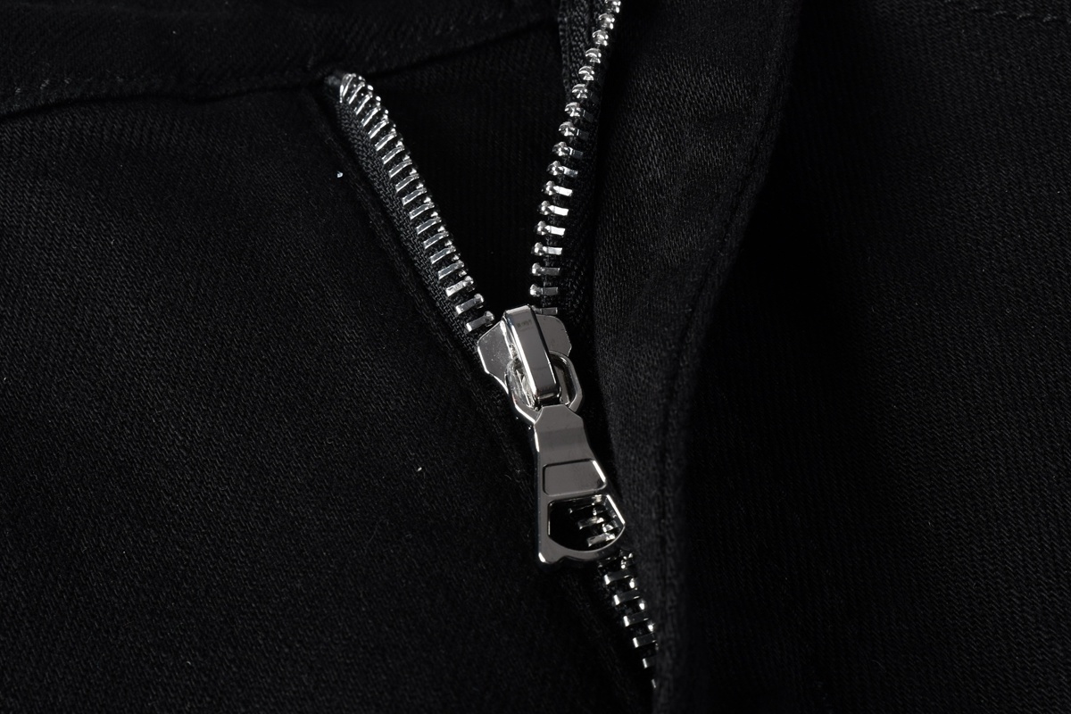 AM 893