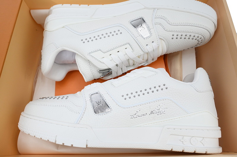 【EA0ET】白色铆钉 LV板鞋 LOUIS VUITTON Trainer 低帮时尚板鞋