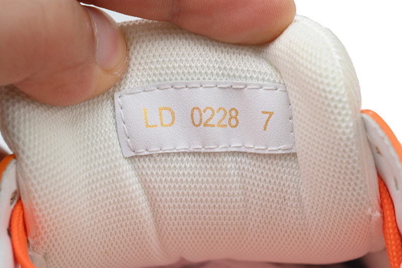 【EA0ET】压花白橙 LV板鞋 Louis Vuitton Trainer White Orange 牛皮花纹 时尚板鞋