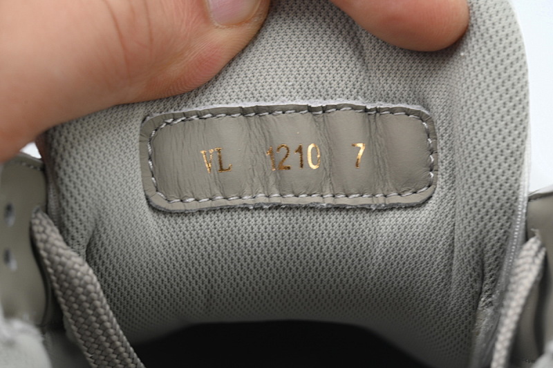 【EA0ET】压花灰白 LV板鞋 Louis Vuitton Trainer Grey White 牛皮花纹 时尚板鞋