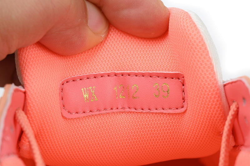【EA0ET】压花蜜桃粉 LV板鞋 Louis Vuitton Trainer Peach 牛皮花纹 时尚板鞋