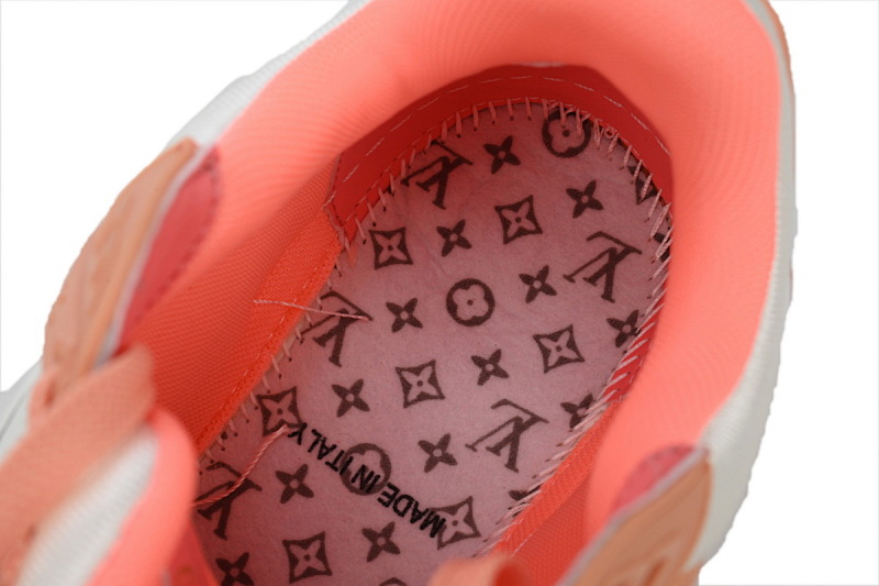 【EA0ET】压花蜜桃粉 LV板鞋 Louis Vuitton Trainer Peach 牛皮花纹 时尚板鞋