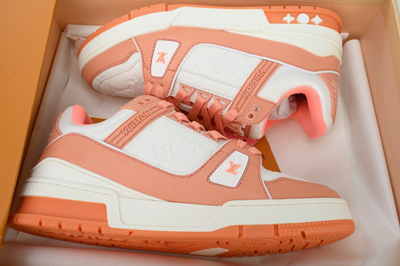 【EA0ET】压花蜜桃粉 LV板鞋 Louis Vuitton Trainer Peach 牛皮花纹 时尚板鞋