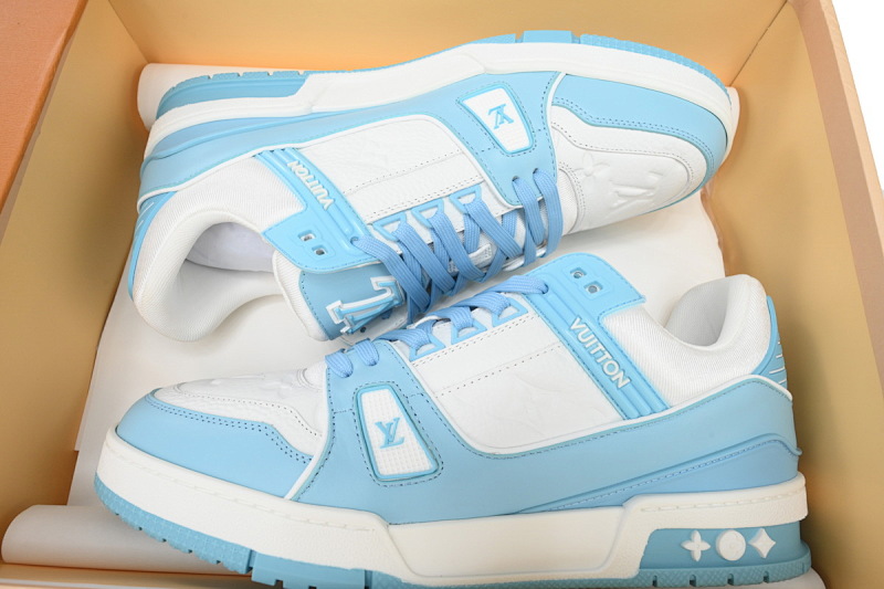 yupoo_289785_e773c0c0.jpg 【EA0ET】压花浅蓝 LV板鞋 Louis Vuitton Trainer Light Blue 牛皮系带压纹 时尚板鞋