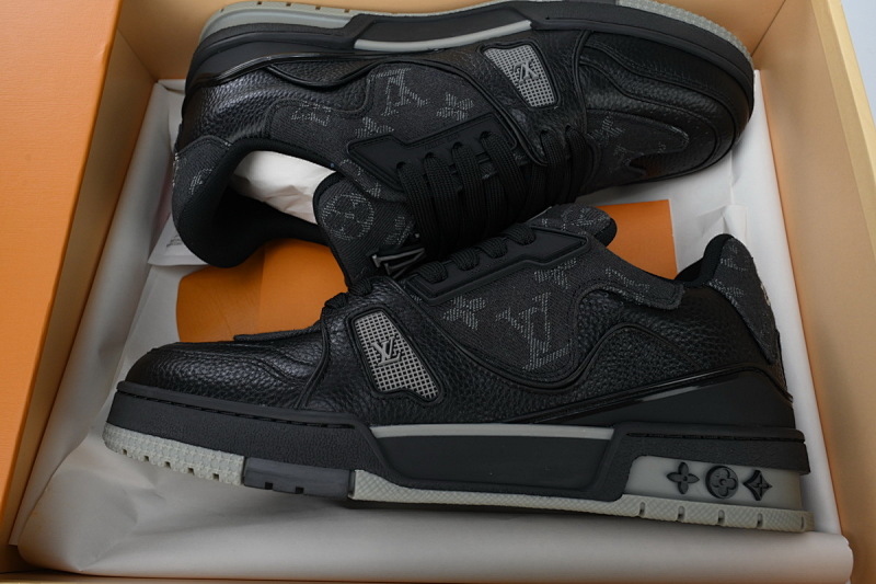 yupoo_290519_117f9031.jpg 【EA0ET】黑色爱心 LV板鞋 Nigo x Louis Vuitton Trainer Black 皮革 联名款经典花纹 时尚板鞋