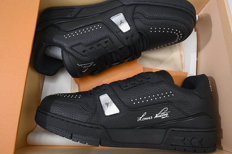 【EA0ET】黑色铆钉 LV板鞋 LOUIS VUITTON Trainer 低帮时尚板鞋