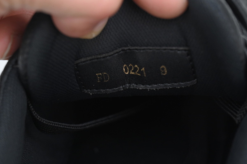 【EA0ET】黑色铆钉 LV板鞋 LOUIS VUITTON Trainer 低帮时尚板鞋