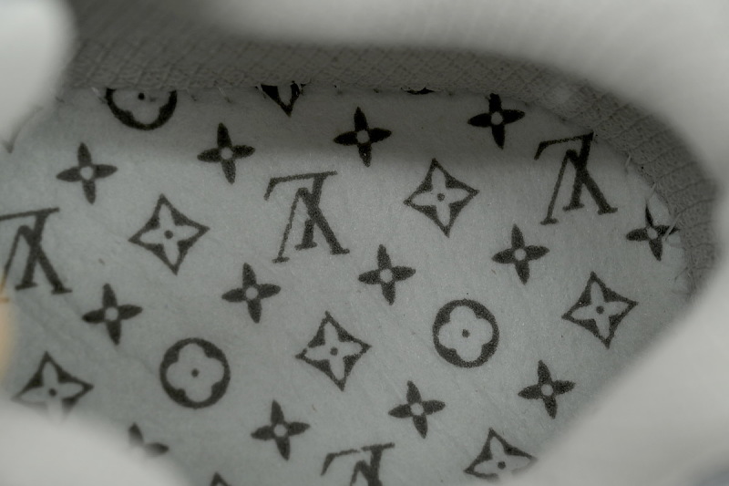 【DA0YJ】灰色 路易威登 LV休闲时尚跑鞋 Louis Vuitton Tatic Runner Sneaker "Grey"