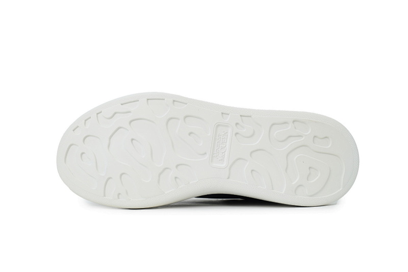 【DH5AP】黑白底 麦昆厚底圆头休闲运动鞋 Alexander McQueen Sneaker Black And White Background