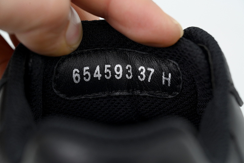 【DH5AP】黑白底 麦昆厚底圆头休闲运动鞋 Alexander McQueen Sneaker Black And White Background