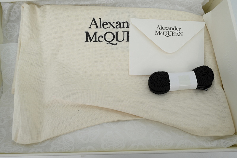 【DH5AP】黑白底 麦昆厚底圆头休闲运动鞋 Alexander McQueen Sneaker Black And White Background