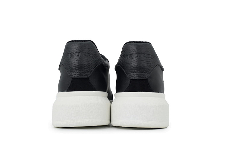 【DH5AP】黑白底 麦昆厚底圆头休闲运动鞋 Alexander McQueen Sneaker Black And White Background