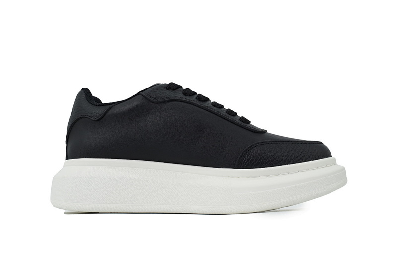 【DH5AP】黑白底 麦昆厚底圆头休闲运动鞋 Alexander McQueen Sneaker Black And White Background