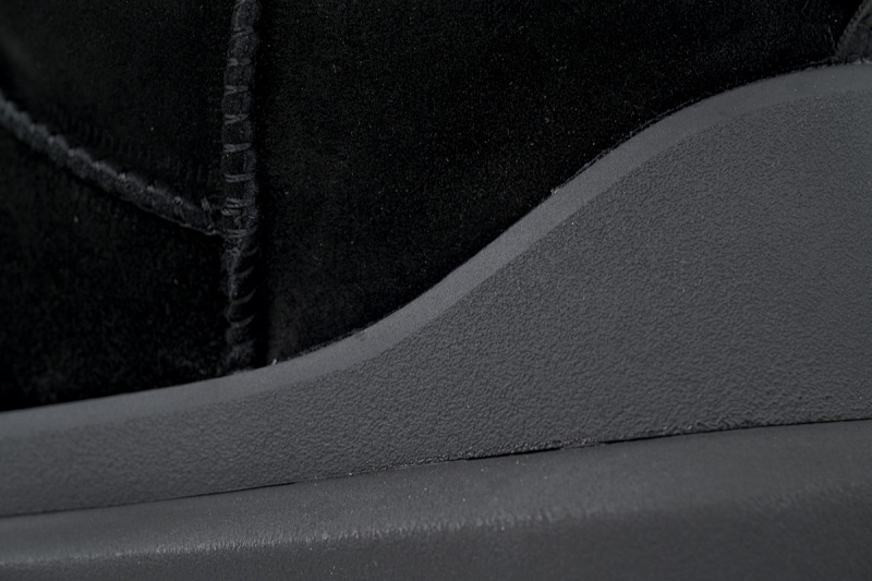 【CA7AP】王二代中筒黑色 UGG 时尚舒适雪地靴 Wang And Generation Medium Tube Black