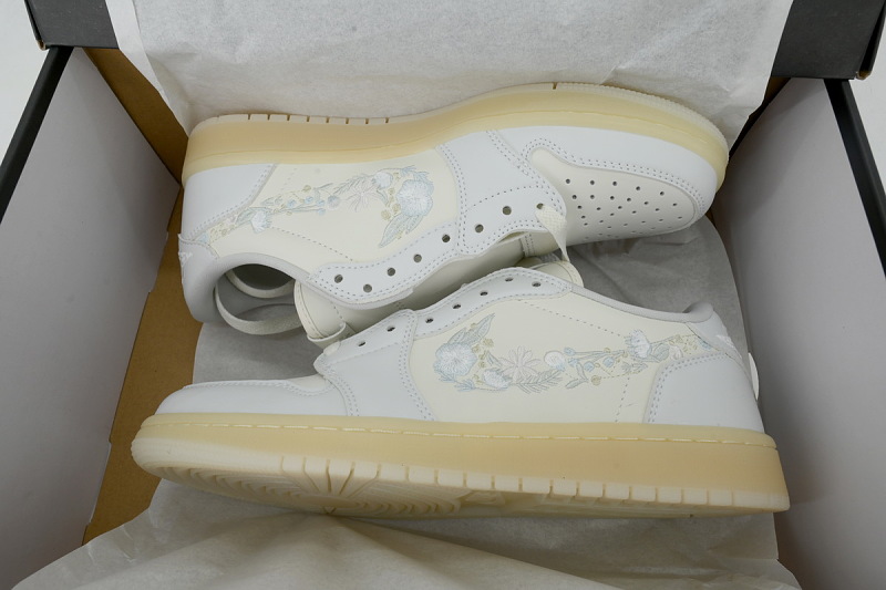 【AA1TA】白兔花勾 乔丹1代低帮 IF4391-100 Air Jordan 1 Retro Low OG 'Rabbit Floral Swoosh'