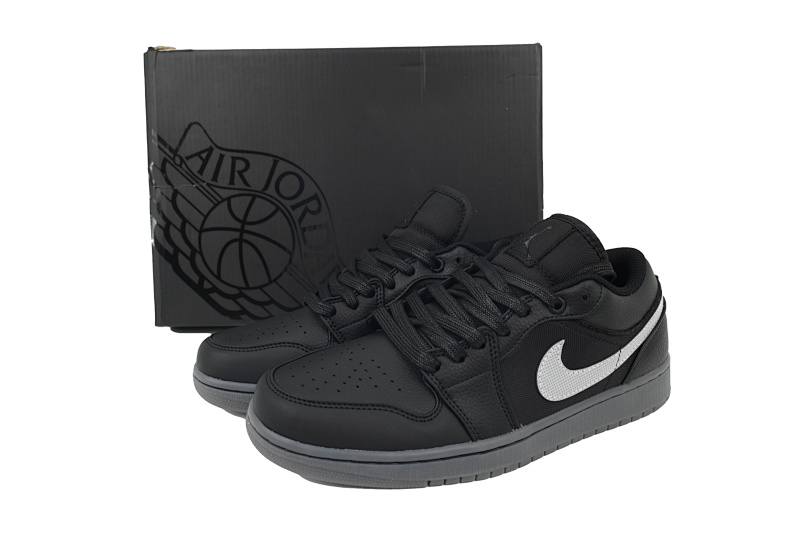 【AA1XH】低反光黑武士  乔丹1代低帮  HV5968-001 Air Jordan 1 Low 'Black White Dark Gum'