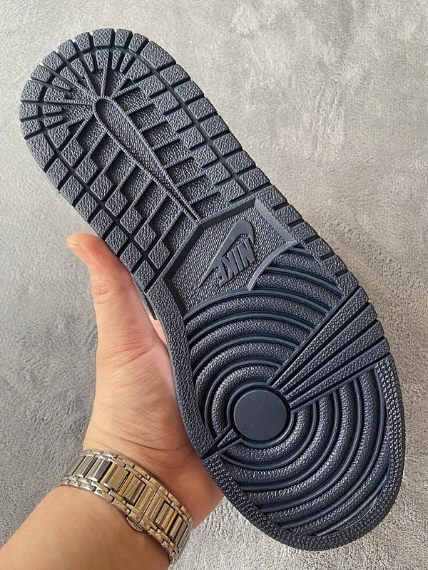 【AA1AQ】毛衣 乔丹1代低帮 CZ8659-100 Air Jordan 1 Low Sweater