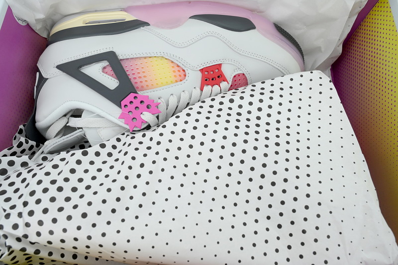 yupoo_338626_f83c0481.jpg 【CA2XH】白黑粉 头层皮乔丹4代篮球鞋 JA1135-100 Air Jordan 4 Retro 'Comic'