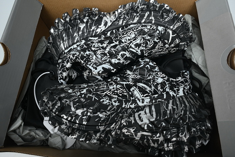 【EA0LJ】黑涂鸦-16 巴黎轮胎鞋 685611 W2RG1 9015 Balenciaga Defender Graffiti