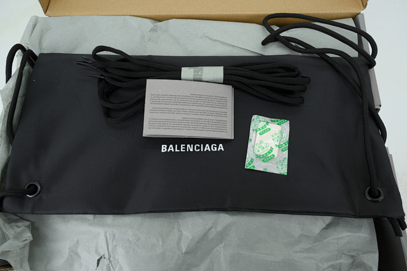 【EA0LJ】黑色-2 巴黎轮胎鞋 685613 W2RA6 1000 Balenciaga Defender Black
