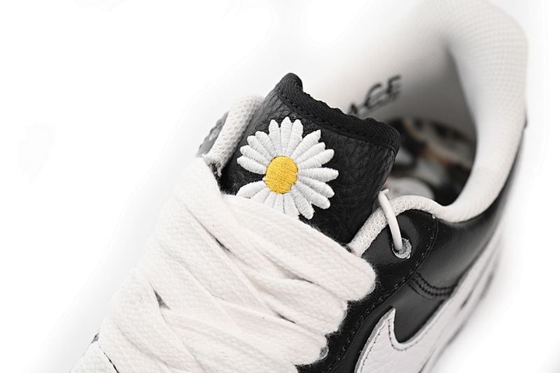 【DA7OG】权志龙	OG版本空军低帮板鞋 AQ3692-001 PEACEMINUSONE x Nike Air Force 1“Para-noise”