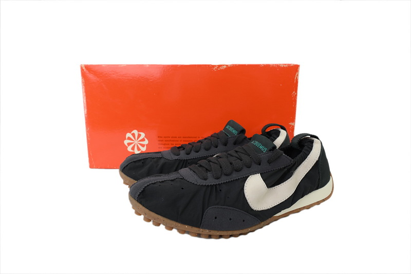 yupoo_388796_b917e2fc.jpg 【BA1HM】黑色 耐克 X 雅克慕斯 时尚休闲鞋 HV8547-001 Jacquemus x Nike Wmns Moon Shoe SP 'Off Noir'
