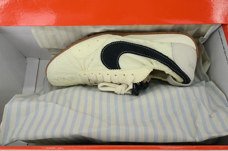 yupoo_388857_13ff52b4.jpg 【BA1HM】米黄 耐克 X 雅克慕斯 时尚休闲鞋 HV8547-700 Jacquemus x Nike Wmns Moon Shoe SP 'Alabaster'