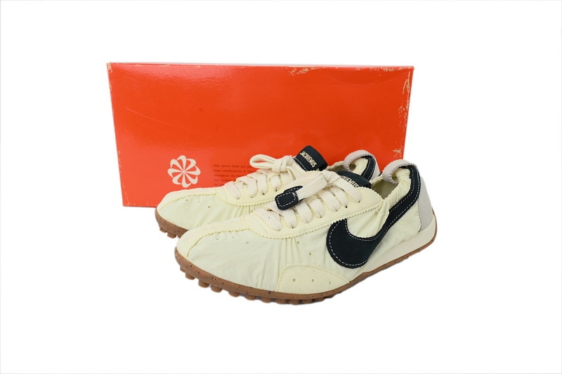 yupoo_388857_492629e8.jpg 【BA1HM】米黄 耐克 X 雅克慕斯 时尚休闲鞋 HV8547-700 Jacquemus x Nike Wmns Moon Shoe SP 'Alabaster'
