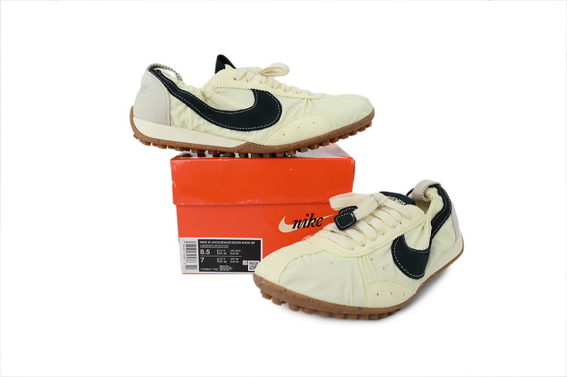 yupoo_388857_6c496fd1.jpg 【BA1HM】米黄 耐克 X 雅克慕斯 时尚休闲鞋 HV8547-700 Jacquemus x Nike Wmns Moon Shoe SP 'Alabaster'