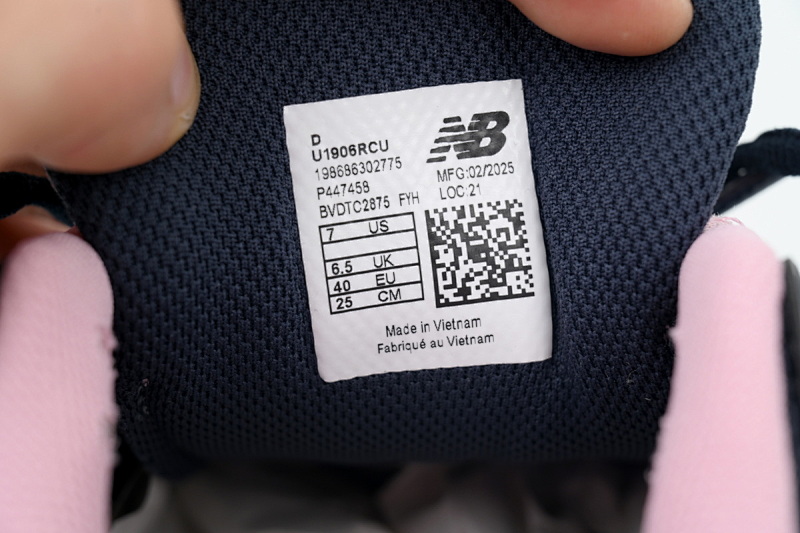 yupoo_403506_81559f97.jpg 【BA7CE】黑粉RCU 1906R系列复古时尚 U1906RCU 1906R 'Pink Taffy'